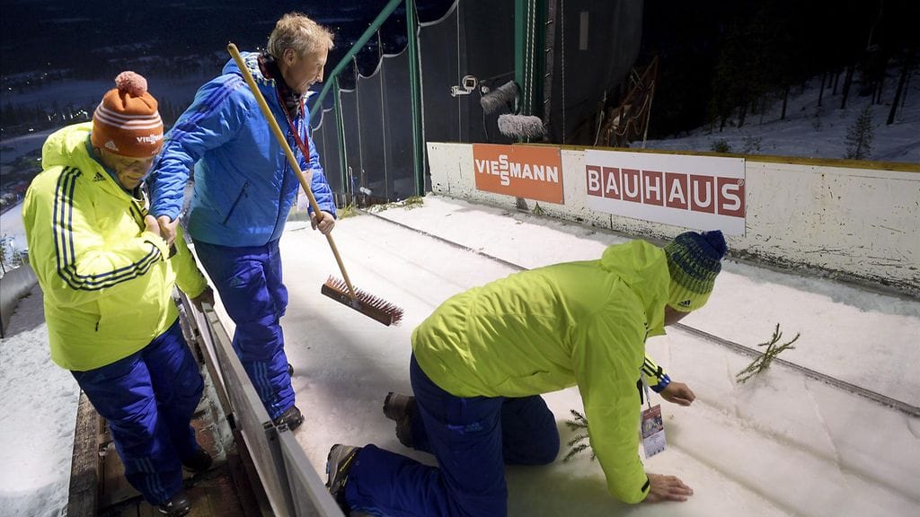 Walter Hofer (kesk.) tutki mäkeä Rukalla.