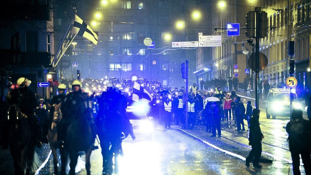 Poliisi eristi 612.fi-yhdistyksen soihtukulkueen marssijat ja marssin vastustajat toisistaan Helsingissä itsenäisyyspäivänä 6. joulukuuta 2015.