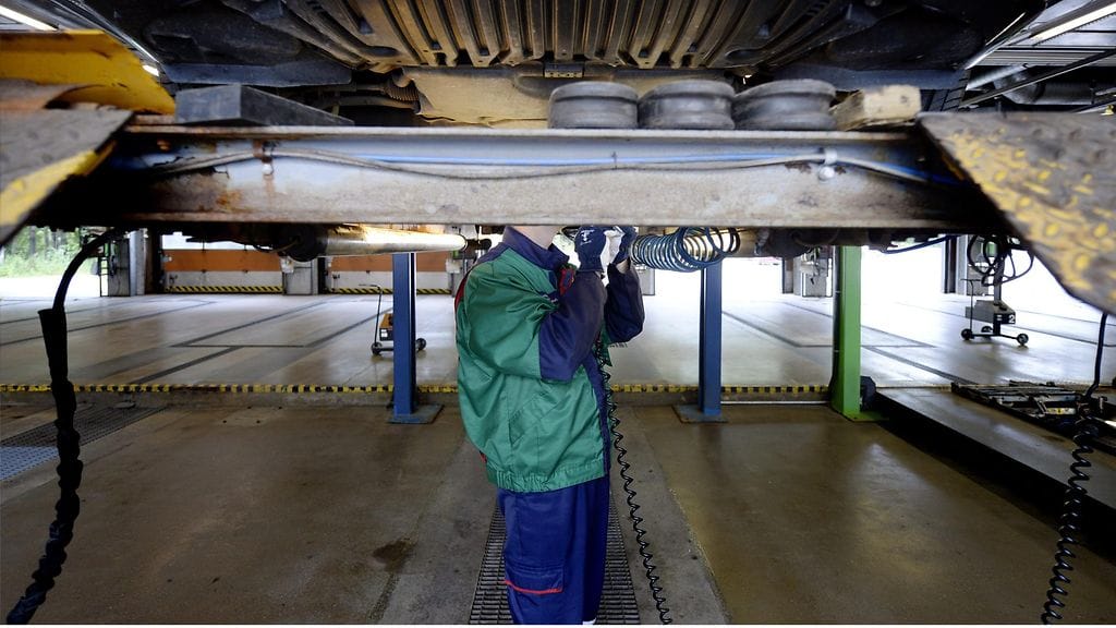 Katsastusmies työssään. Ei liity jutussa mainittuihin tapahtumiin.