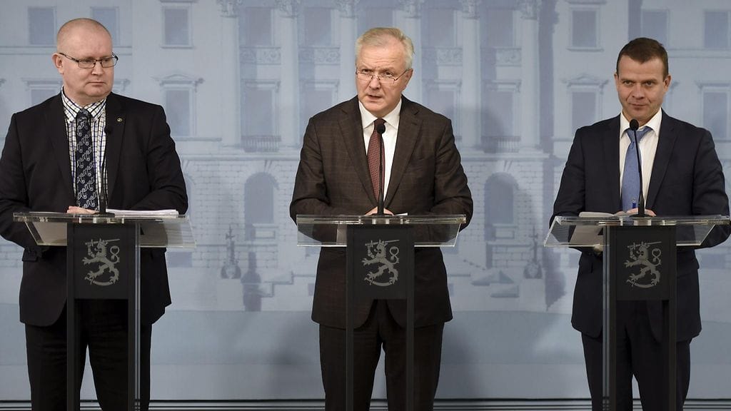 Oikeus- ja työministeri Jari Lindström (vas.), elinkeinoministeri Olli Rehn ja sisäministeri Petteri Orpo kertoivat hallituksen linjauksista paikalliseen sopimiseen 8. joulukuuta 2015 valtioneuvoston tiedotustilassa Helsingissä.