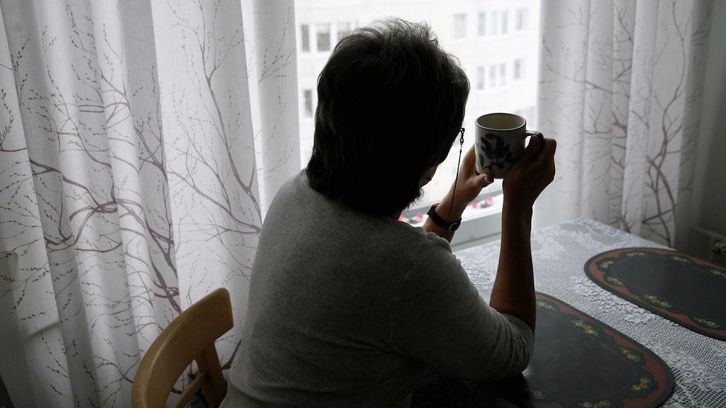 Ensimmäinen psykoosi voi iskeä vasta vanhemmallakin iällä esimerkiksi järkyttävän tapahtuman seurauksena, mutta se on harvinaista. Kuvituskuva.