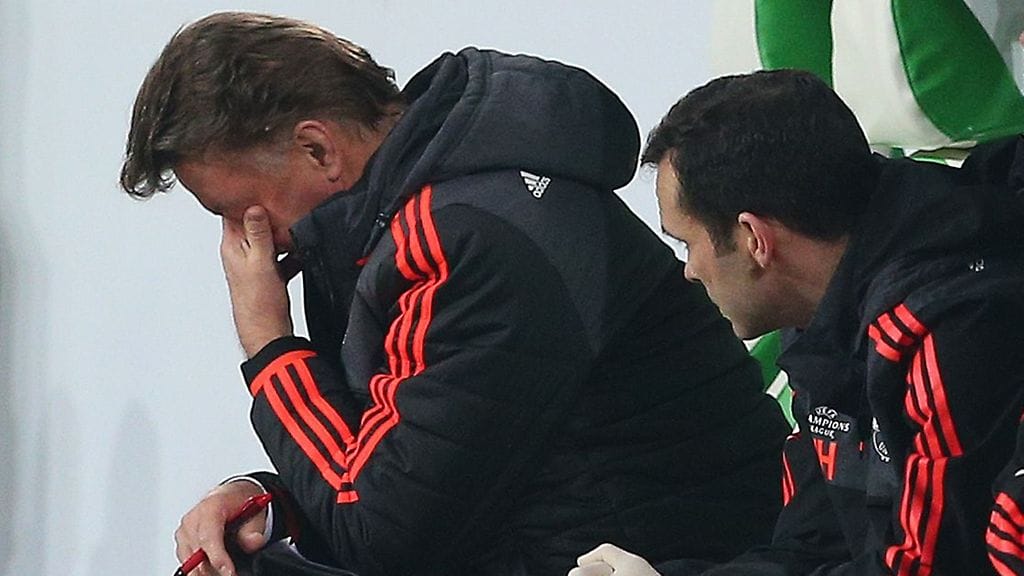 Louis van Gaalin pää painui ManU:n pudottua Mestarien liigasta.