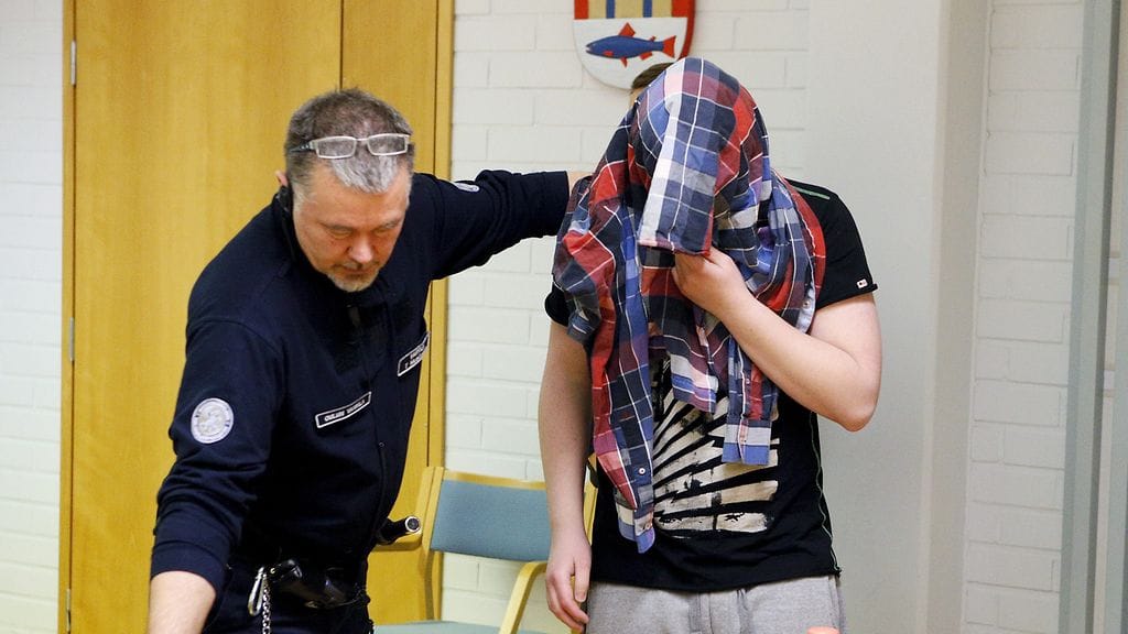 Muhoksen perhekotisurmasta syytetty 17-vuotias Oulun käräjäoikeudessa keskiviikkona 9. joulukuuta 2015. Kaksi 17-vuotiasta poikaa, jotka asuivat perhekodissa, ovat syytettyinä murhasta ja törkeästä ryöstöstä.