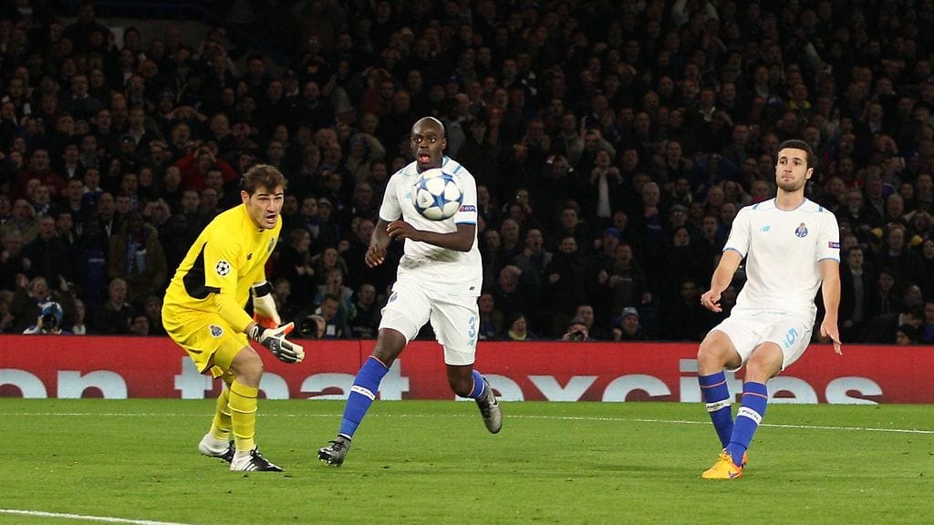 Porto-vahti Iker Casillas (vas,) torjui Chelsean Diego Costan kudin, mutta pallo pomppi lopulta Marcanon (oik.) kautta verkkoon.