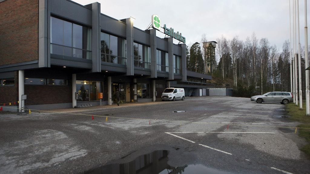 Hotelli Tallukan piha Asikkalassa eristettynä lauantaina aamupäivällä 12. joulukuuta 2015.