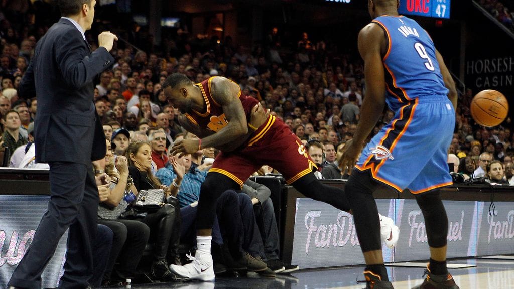 LeBron James syöksyy katsomoon.