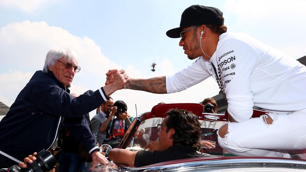 Bernie Ecclestone ja Lewis Hamilton tervehtivät toisiaan Meksikon GP:ssä marraskuussa.