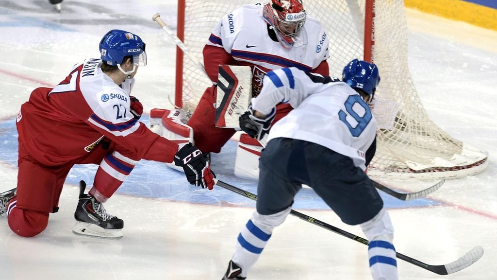 Jesse Puljujärvi (oik.) on Suomen avainpelaajia. Kuva Tshekki-ottelusta, jossa hän iski avauserässä jo turnauksen neljännen maalinsa.