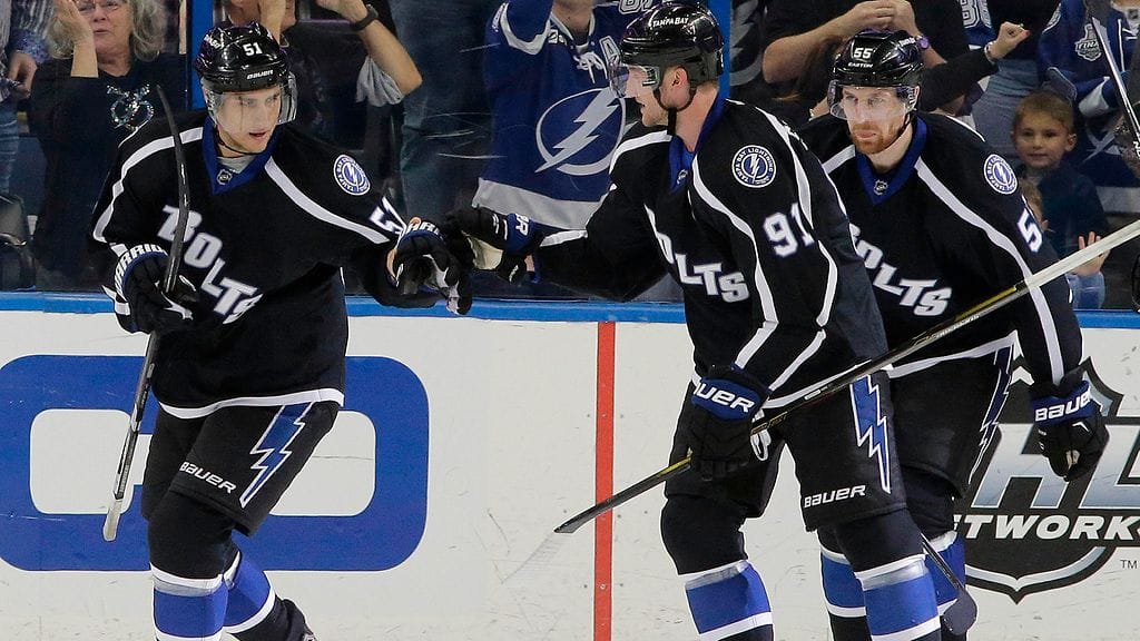 Valtteri Filppula (vas.) onnistui pitkästä aikaa maalinteossa.