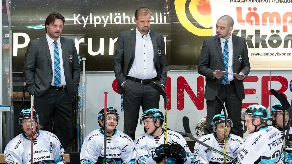 Petri Matikaisen (kesk.) luotsaama Pelicans on haastavassa tilanteessa.