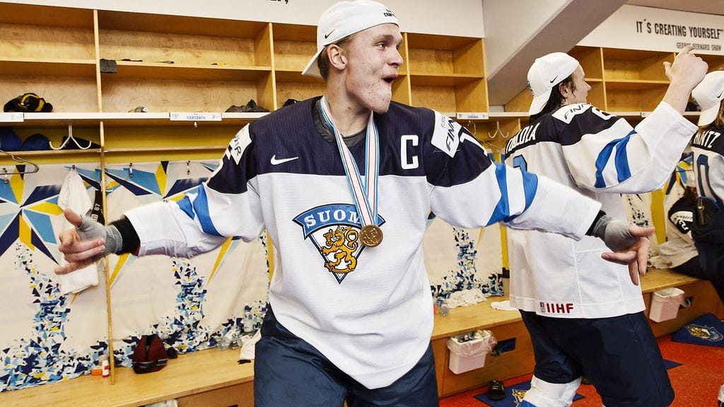 Mikko Rantanen mestaruusfiiliksissä pukukopissa.