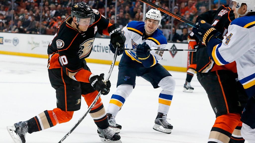 Jori Lehterä oli lähietäisyydellä, kun Corey Perry teki pahojaan. Tämä laukaus lähetti kiekon Blues-maaliin.