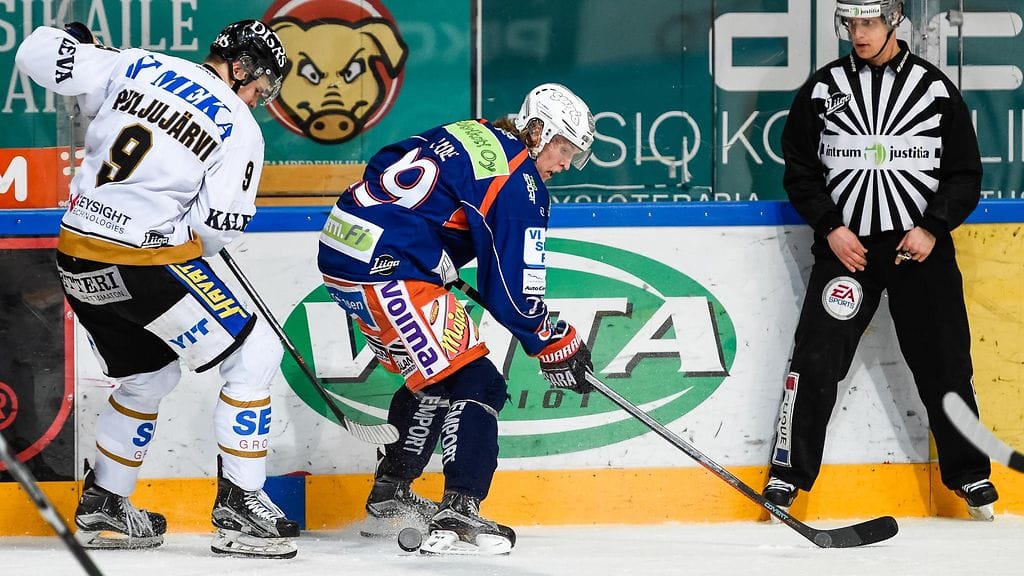 Jesse Puljujärven Kärpät on jäänyt altavastaajan asemaan Patrik Laineen Tapparaa vastaan.