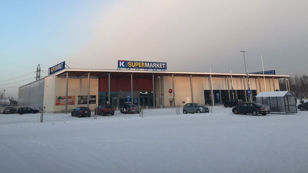 Joukkotappelu tapahtui viikko sitten Oulun Toppilassa. Poliisi kaipaa havaintoja erityisesti tapahtumien alkuvaiheista pizzerian sisätiloista ja kaupan parkkipaikalta.