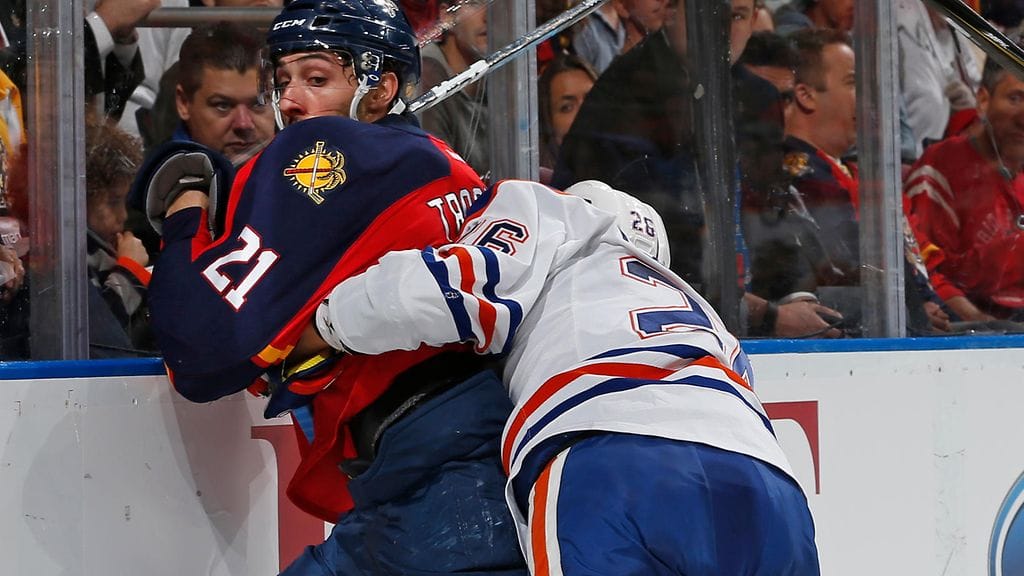 Iiro Pakarinen antaa runtua, Vincent Trocheck ottaa vastaan.