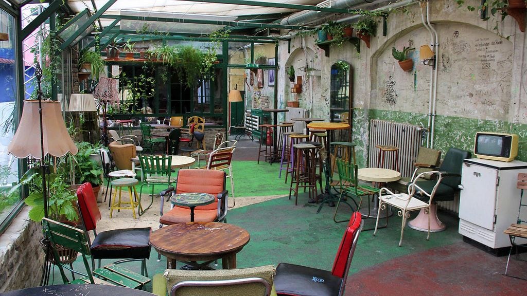Hipsterien suosiman Szimpla Kert -pubin sisätilaa Budapestissa.