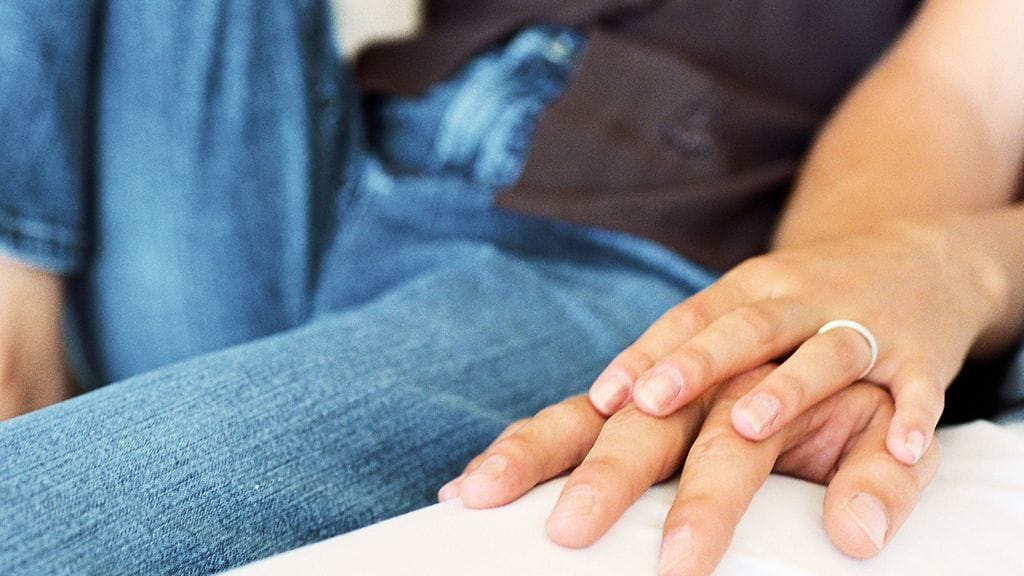 Jos asioita on vaikeaa ottaa puheeksi puolison kanssa, menee helpposti avautumaan kavereille. Kuvituskuva.