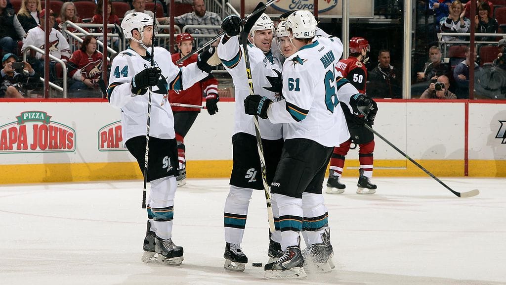 Joonas Donskoi (kesk.) oli juhlahumussa.