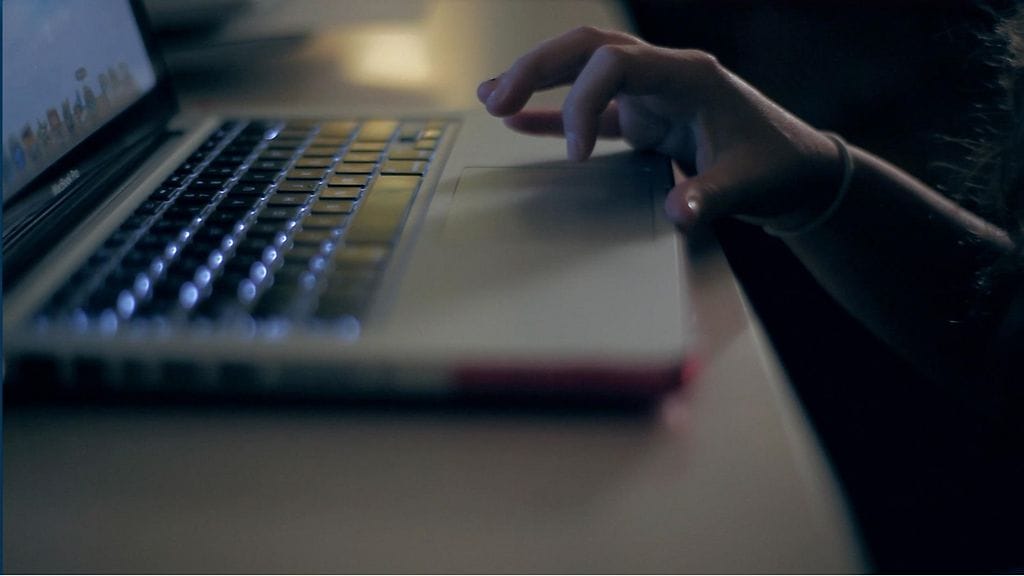 15–17-vuotiaista nuorista noin joka seitsemäs on joutunut nettikiusaamisen kohteeksi, ilmenee selvityksestä. Kuvituskuva.