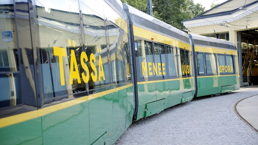 Vaunuja on testattu jo kolme vuotta pääkaupungissa, ja käyttäjiltä ne ovat saaneet pääosin positiivista palautetta. Sarjatuotantoon päätyneitä vaunuja on paranneltu palautteen pohjalta, muun muassa penkit ovat koekäytössä olleita pehmeämmät.