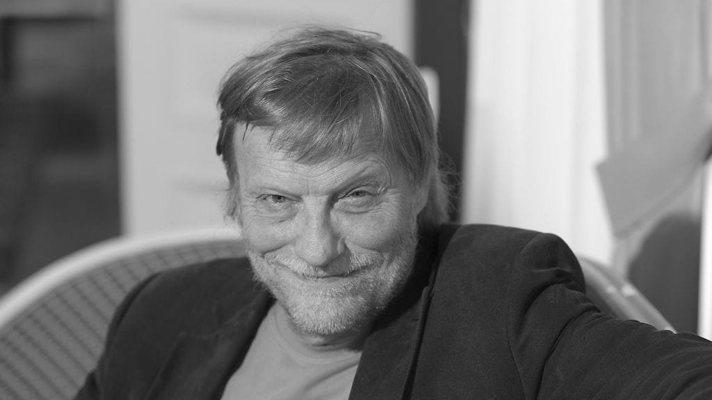 Kuvataiteilija Erkki Pirtola menehtyi äkillisesti eilen illalla, kertoo Yle.