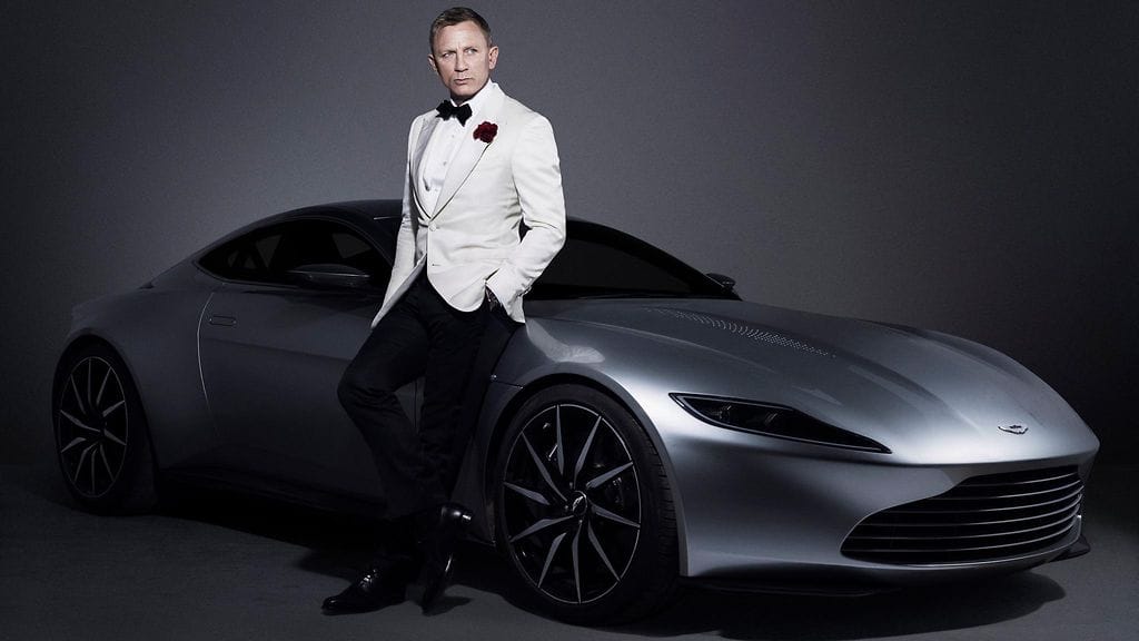 James Bondia näyttelevä Daniel Craig ja Aston Martin DB10.
