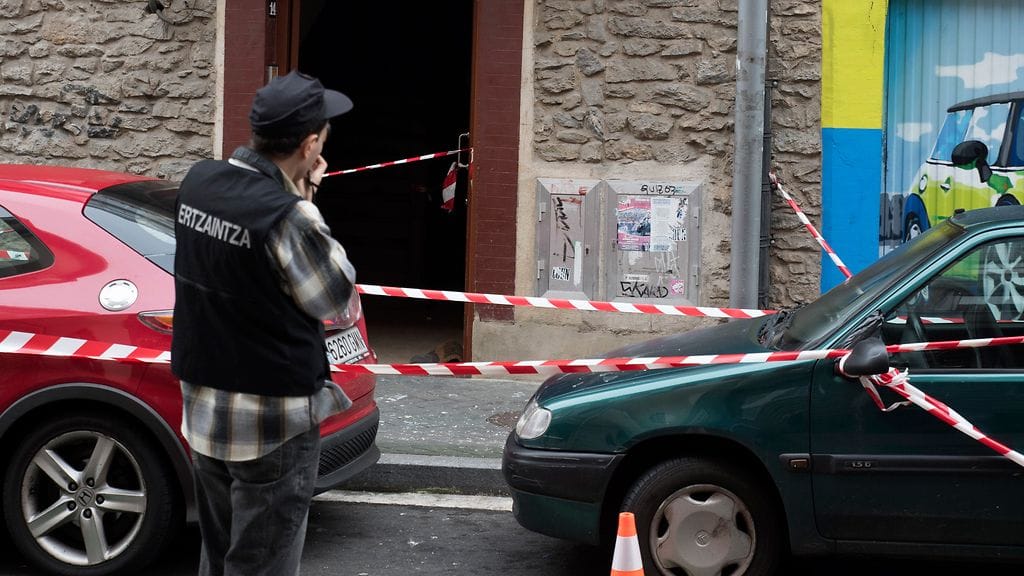 Poliisi oli eristänyt paikan, jossa 17-kuukauden ikäinen tyttö heitettiin ikkunan läpi kadulle Vitoriassa 25. tammikuuta 2016. Tyttö loukkaantui tapahtuneessa vakavasti.