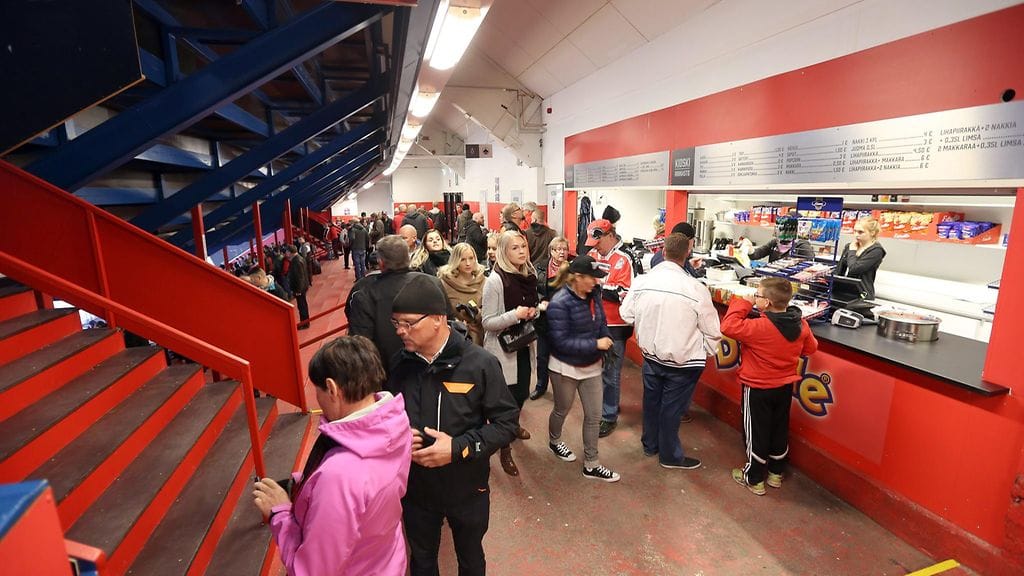 Isomäki Areenan ovet aukeavat normaalisti kello 17.30, mutta ottelu aloitetaan poikkeuksellisesti vasta kello 19.30.