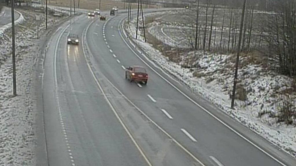 Ajokeli on tänään paikoin erittäin huono: pohjoisessa ajokeli on huono lumisateen takia, maan eteläosassa liukkainta on sivuteillä.