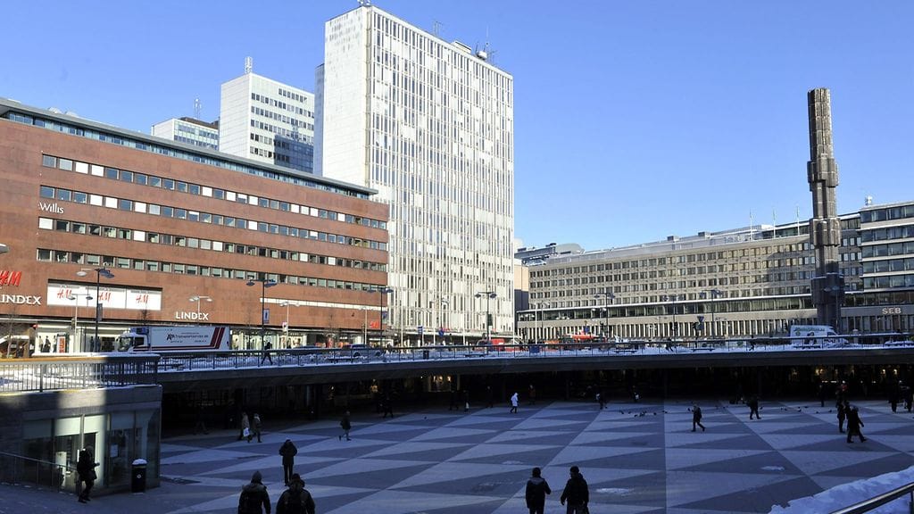 Naamioitunut miesjoukko hyökkäili ulkomaalaisten näköisten ihmisten kimppuun Tukholman keskustassa sijaitsevalla Sergelin torilla.