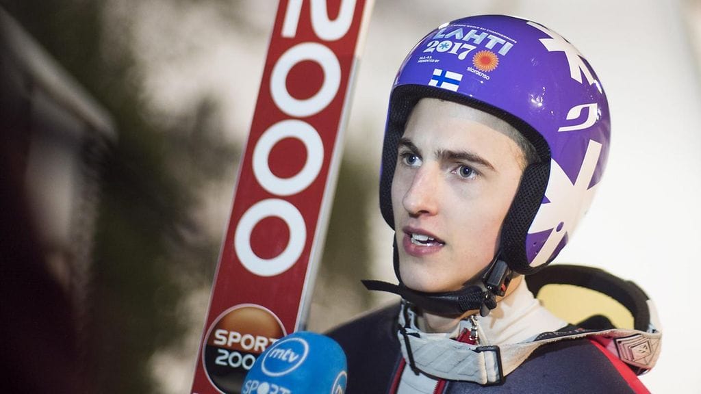 16-vuotias Niko Kytösaho saavutti lauantaina normaalimäen SM-kultaa lauantaina. Sunnuntaina hän kaatui toisen kierroksen hyppynsä suurmäen SM-kisassa.