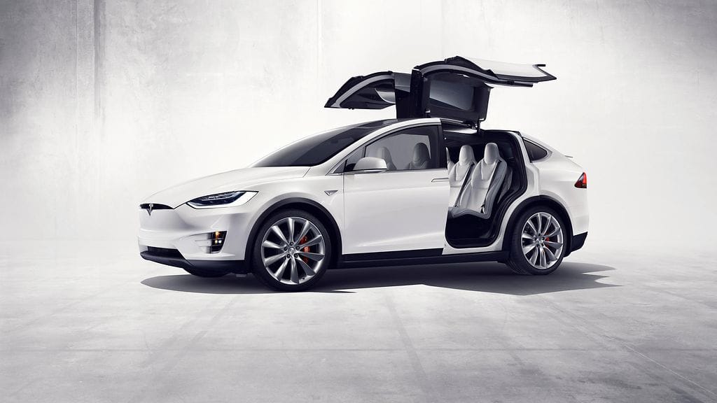 Tesla Model X on Model S -sedaniin pohjautuva katumaasturi.