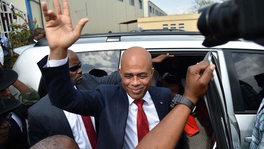 Michel Martelly tervehtii kannattajiaan jäähyväispuheensa jälkeen 7.2.2016.