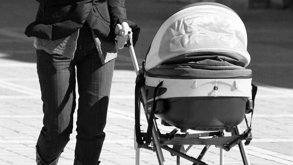 Australiassa vaunuissa maanneen vauvan lyömistä todistanut silminnäkijä oli hälyttänyt paikalle viranomaiset. Tapaus on nyt etenemässä oikeuteen silminnäkijän ja lääkärin todistuksen perusteella. Kuvituskuva, kuvan henkilö ei liity tapahtuneeseen.