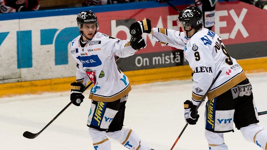 Sebastian Aho ja Jesse Puljujärvi pääsivät tuulettamaan useampaa maalia lauantaina.