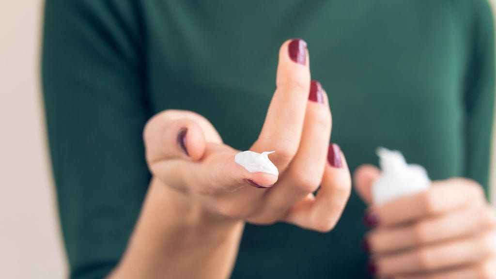 Asiantuntija suosittelee lisäämään aurinkorasvaa iholle kahden tunnin välein lentomatkan aikana.