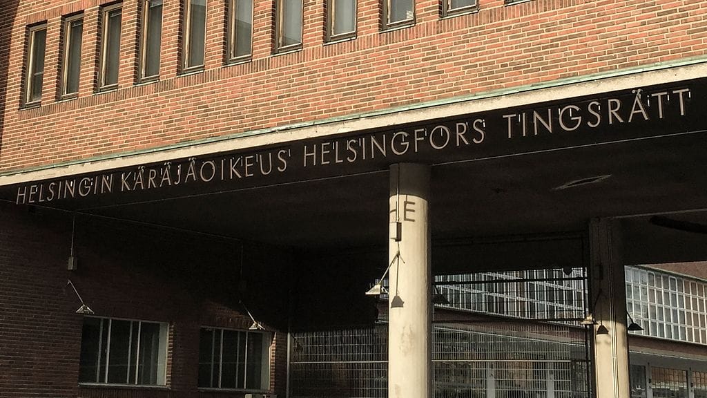 Helsingin käräjäoikeus vangitsi tänään kolme miestä murhan yrityksestä epäiltynä.