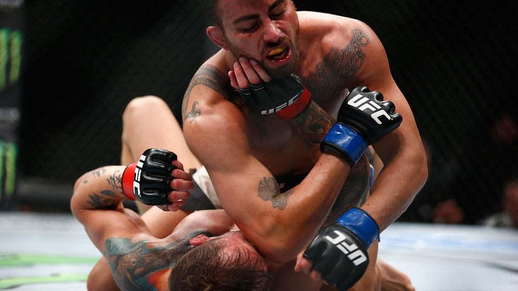 Makwan Amirkhani murjoi vastustajaansa kyynärpäillään.