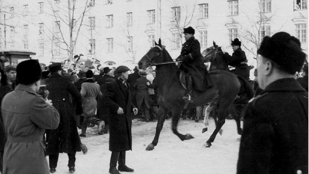 Ratsupoliiseja Helsingin kadulla yleislakon aikaan vuonna 1956.