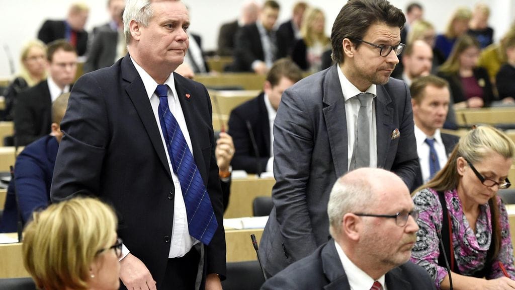 SDP:n puheenjohtaja Antti Rinne (vas) ja vihreiden puheenjohtaja Ville Niinistö eduskunnan kyselytunnilla Helsingissä torstaina 3. maaliskuuta 2016.