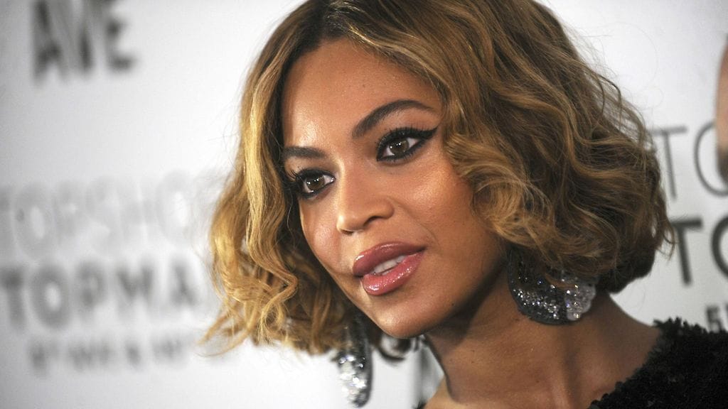 Beyoncé osallistui Los Angelesissa koulun varainkeruuseen esittämällä omia hittejään ja Whitney Houstonin suurhitin.