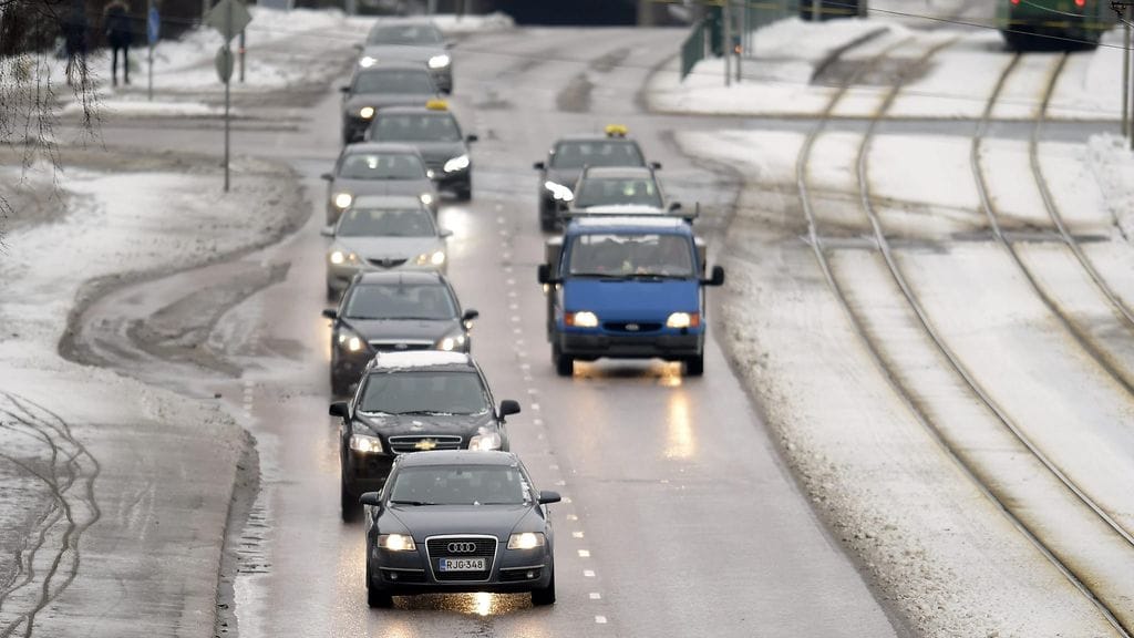 Tampereen teknillisen yliopiston apulaisprofessori Heikki Liimatainen uskoo, että taksilain uudistus voisi tehdä taksista houkuttelevamman vaihtoehdon.