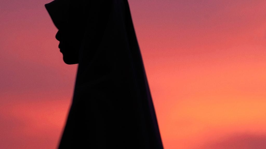 Libyalaisviranomaisen mukaan Isisisin jäsenet yrittävät huijata viranomaisia matkustamalla tavallisten maahanmuuttajien tapaan perheineen ja aseettomina. Kuvituskuva.