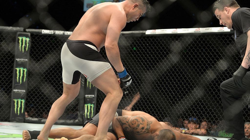 Steve Bosse pudotti James Te Hunan kovalla iskullaan.