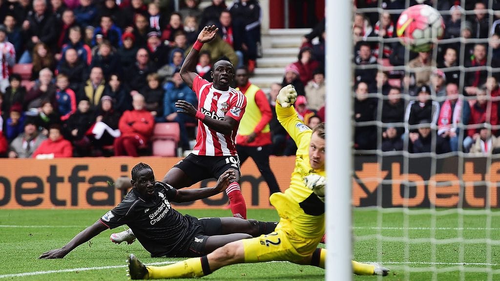 Sadio Mane upotti Liverpoolin maalillaan.