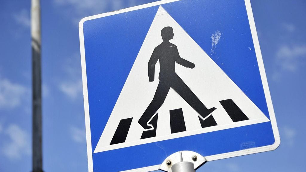 Auton vasen etukulma osui pyöräilijään.