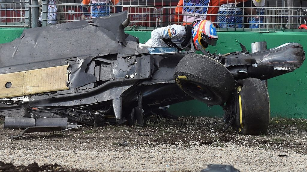 Fernando Alonso selvisi hurjasta kolaristaan kauden avauskisassa ilman suurempia vammoja.