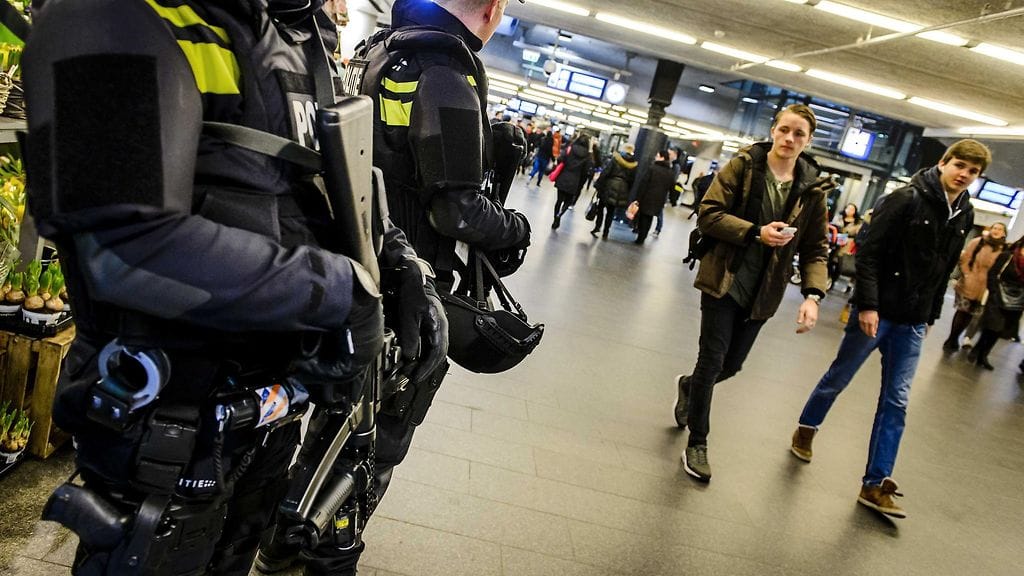 Turvatoimia Brysselin iskujen takia on nostettu myös ympäri Eurooppaa. Kuvassa poliiseja partioimassa Amsteradamin keskusasemalla 22. maaliskuuta 2016.