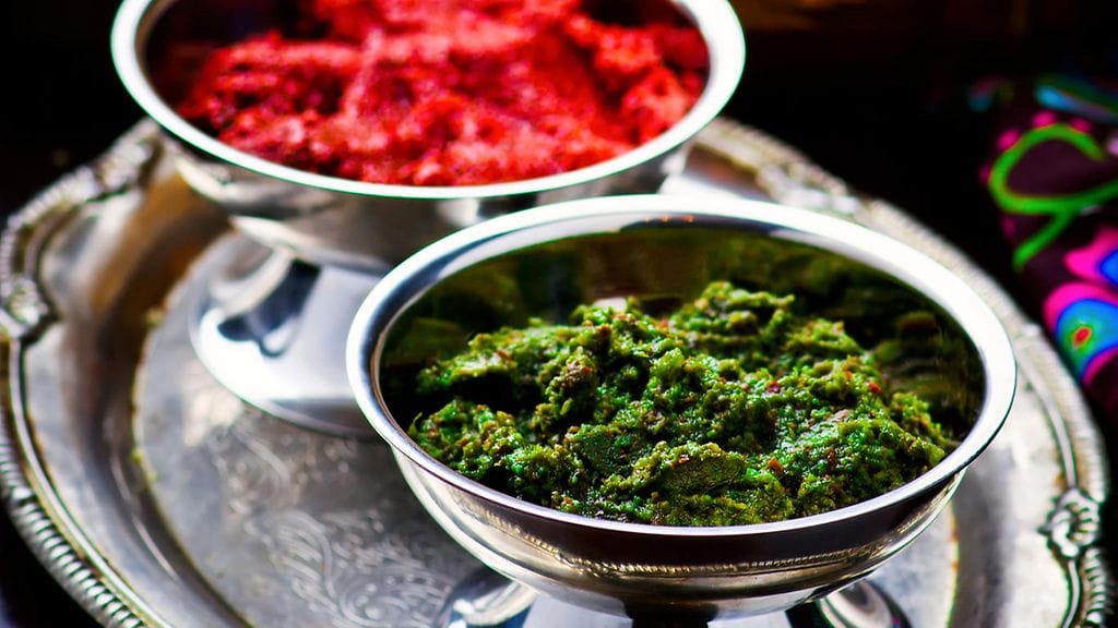 Georgialaisen adjika-kastikkeen voi valmistaa joko punaisena tai vihreänä.