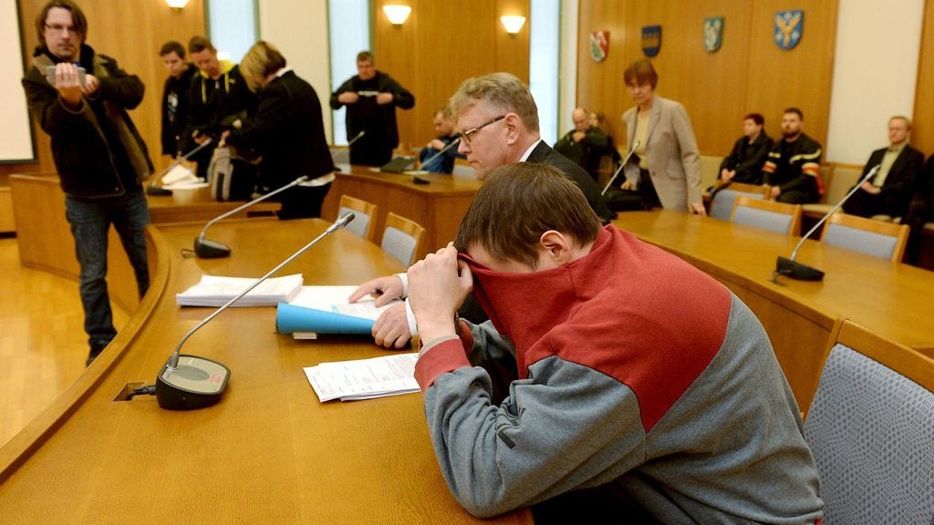 Hyrylän murhasyytteen käsittely alkoi Tuusulan käräjäoikeudessa Järvenpäässä 6. huhtikuuta 2016.